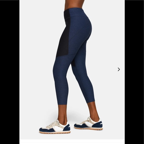 Outdoor Voices Warmup Legging
Engineered to sculpt,Textured Compression fabric - Picture 3 of 7